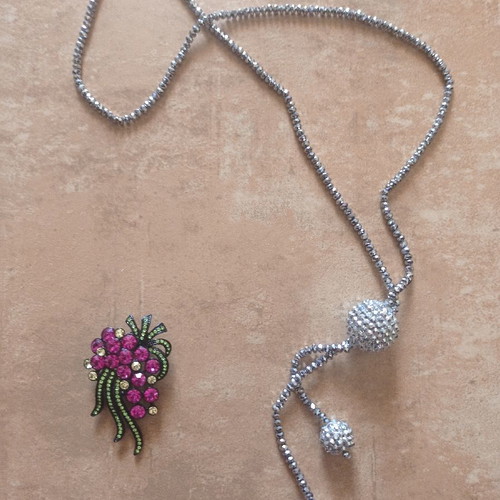 Pin necklace like new