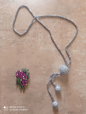 Pin necklace like new
