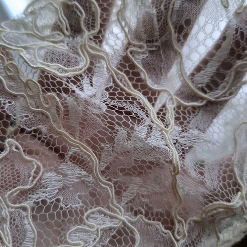Wedding dress vintage handmade like new with Chantilly lace, silk fabric