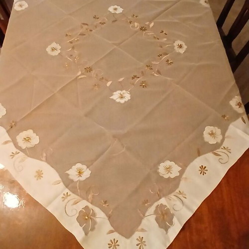 Table linens set like new, 7 pieces with embossed designs