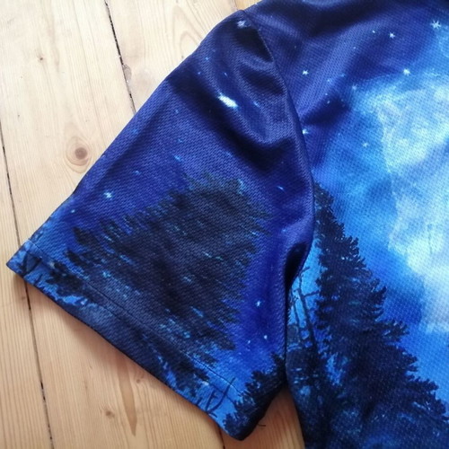 Men's T-shirt with howling wolves print, size M