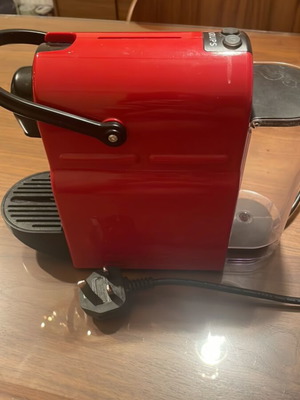 Nespresso Krups XN100 напълно функционална с английски щепсел и адаптер