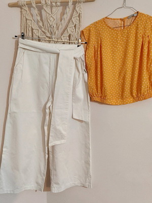 White 22 summer set like new, white pants and yellow polka dot top