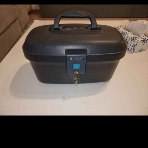 Delsey make up case like new with 2 keys