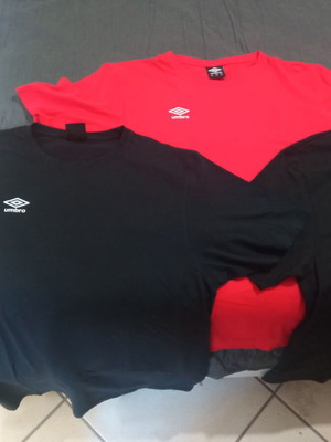 Umbro πακέτο με 4 κοντομάνικα και 1 μακρυμάνικο μπλουζάκι, XXL