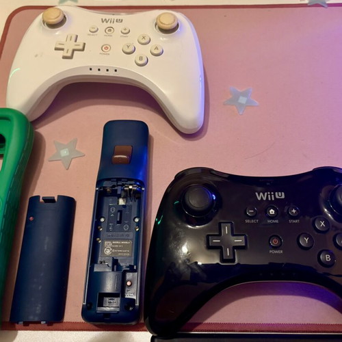 Original Nintendo Wii and Wii U controllers, Super Mario Luigi version