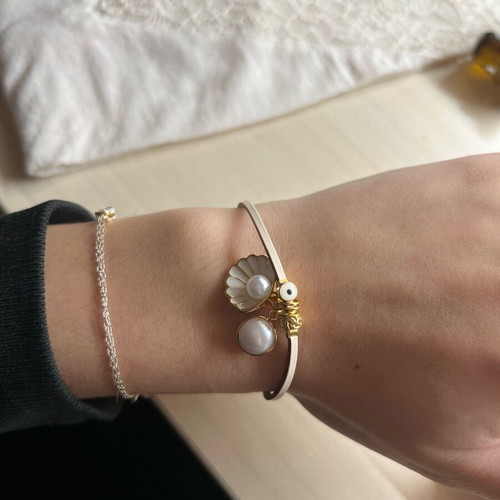Bracelet like new with beautiful charms, white and gold