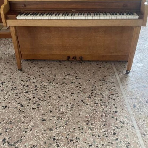 Upright piano, fully functional, needs tuning