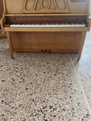 Upright piano, fully functional, needs tuning
