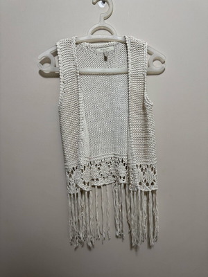 Bershka knitted beige vest like new with fringes