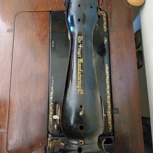 Singer Manufacturing Co. sewing machine like new with cabinet, late 1800s early 1900s