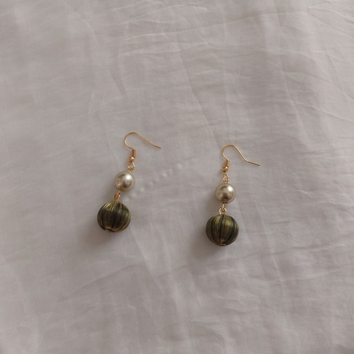 Golden Vintage dangling earrings with pearl and bronze beads