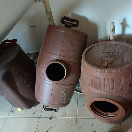 Wine crusher and barrels used, set of 7 pieces
