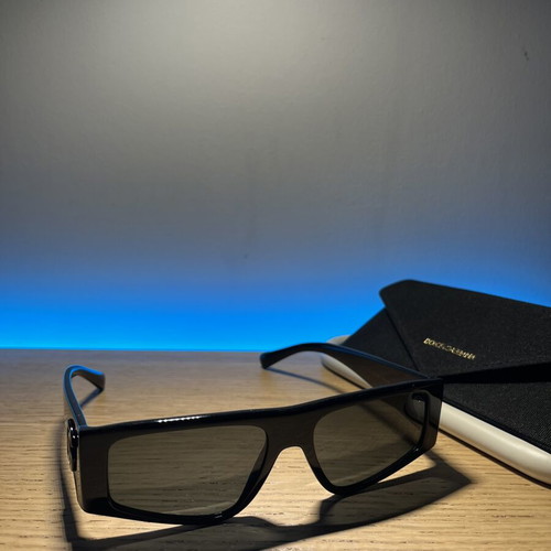 Dolce & Gabbana sunglasses like new, black rectangular frame unisex