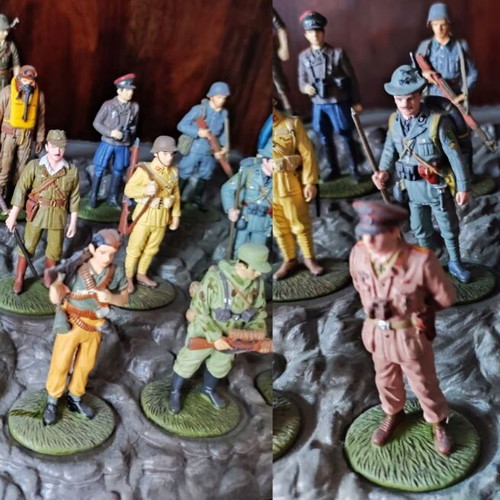 World War II Soldier Miniatures Collection like new, 37 pieces with stands and guide