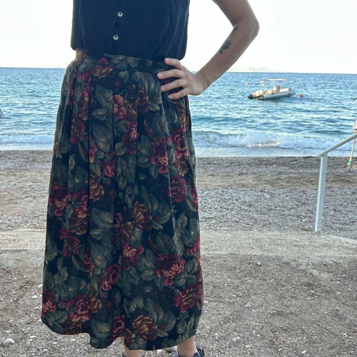 Vintage skirt like new with floral pattern, size M