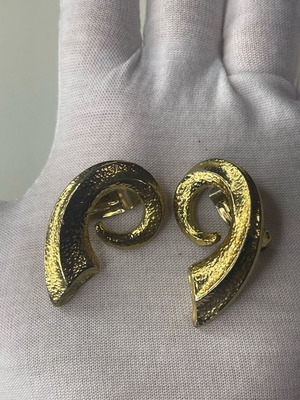 Vintage clip-on earrings with spiral design like new