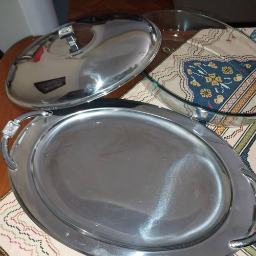 Oval Pyrex with silver serving tray and lid like new