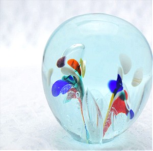 Διάφανο γυαλί Paperweight με κόκκινο μπλε λουλούδι