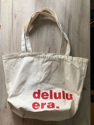 Υφασμάτινη τσάντα ώμου delulu καινούργια, μπεζ
