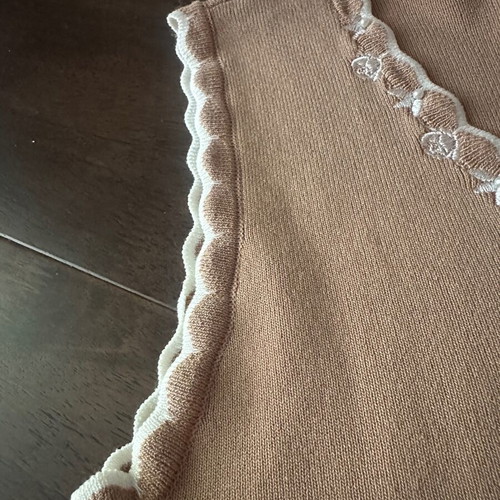 Beige knitted women's blouse L with white embroidered flowers and pearl