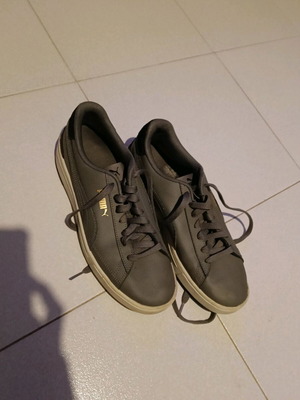 Puma sneakers green size 42 like new with worn shoelace