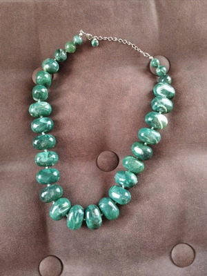Short necklace like new, green