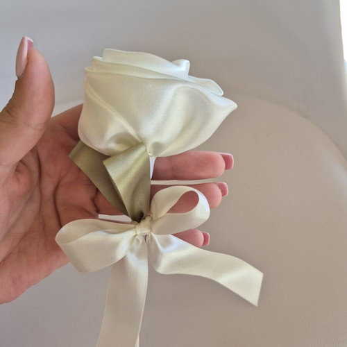 Demetrios rose-shaped bomboniere