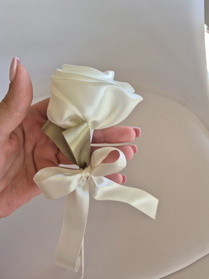 Demetrios rose-shaped bomboniere