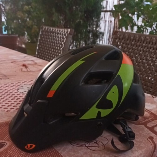 Giro Feature MIPS Kids Bicycle Helmet like new