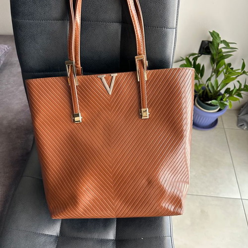 Bag in excellent condition, quite large, durable