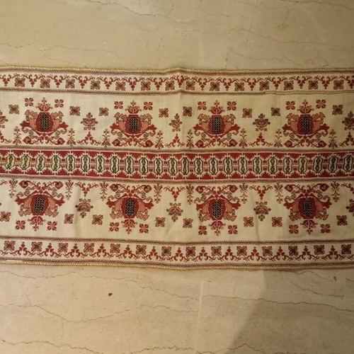 Hand-embroidered table runner, 79x37 cm