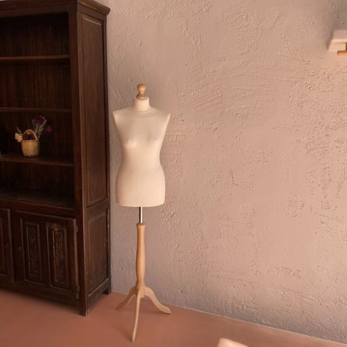 Female Bust Mannequin like new, high quality, medium size