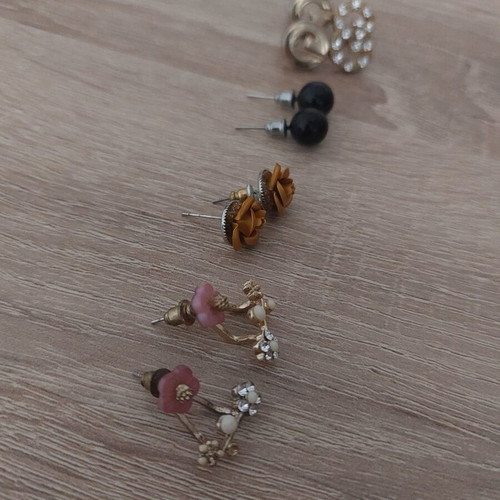 Set of four pairs of earrings like new, black and gold