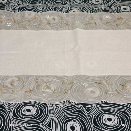 Decorative table linens set like new, 1 rectangular and 6 square pieces