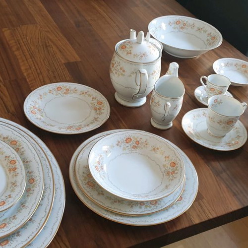 Noritake porcelain serving set used, 105 pieces, 24 karat gold