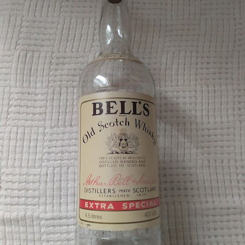 Large glass decorative Bell's whisky bottle 4.5lt like new
