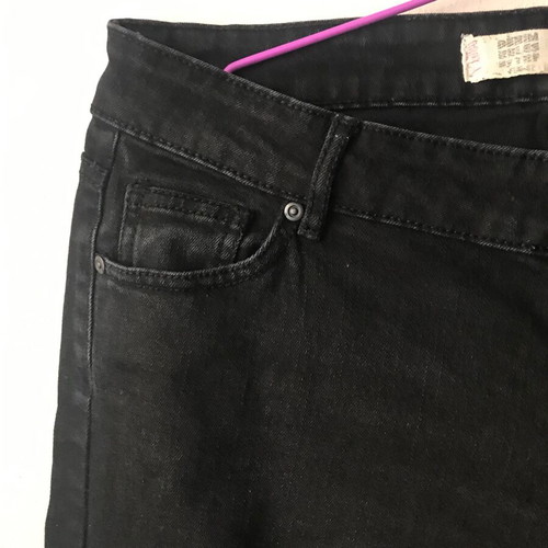 Zara Jean black like new, size 42 with 2 pockets and zipper