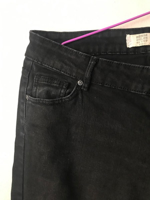 Zara Jean black like new, size 42 with 2 pockets and zipper