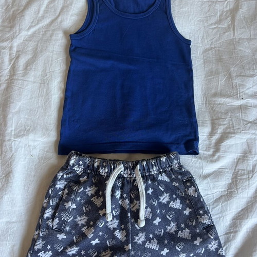 Set of shorts and sleeveless top like new, 2-3 years