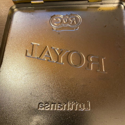 Collectible ROYAL Gold cigarette tin from Lufthansa used
