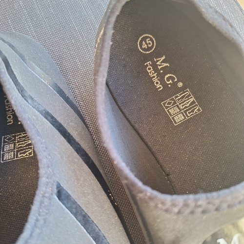 Black water shoes size 45, like new, sock style