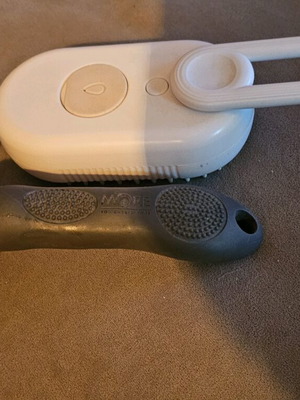 Pet grooming set like new with brush and wide More comb