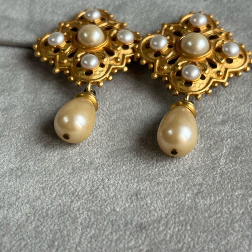 Vintage earrings with faux pearls used, gold color