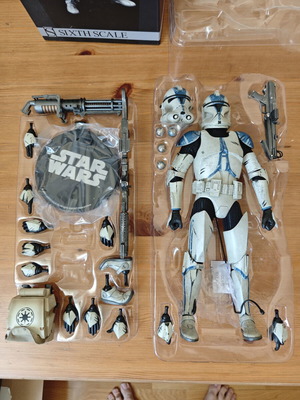 Sideshow Collectibles 1/6 501st Clone Trooper Deluxe figure with accessories