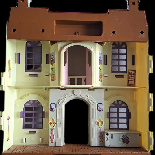 Dollhouse with three figurines like new