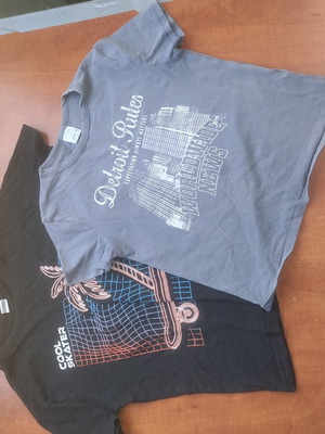 Set of 2 children's t-shirts used, different brands, black and gray