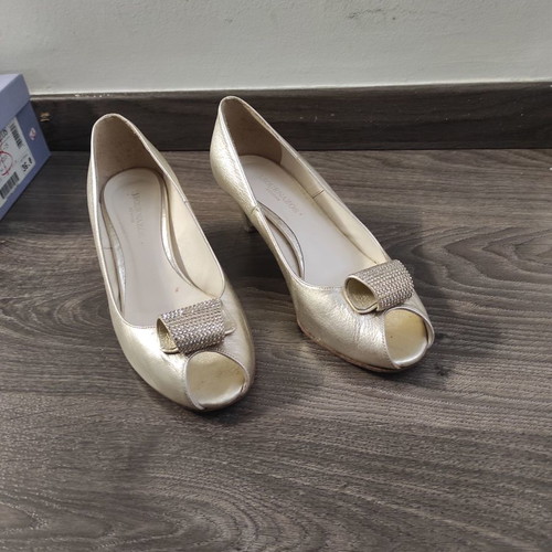Peep toe pumps used in gold color
