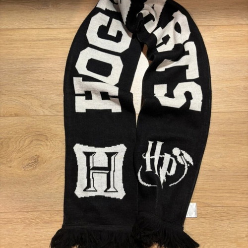 Harry Potter Hogwarts scarf, black and white