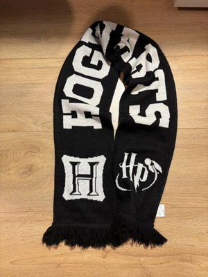 Harry Potter Hogwarts scarf, black and white
